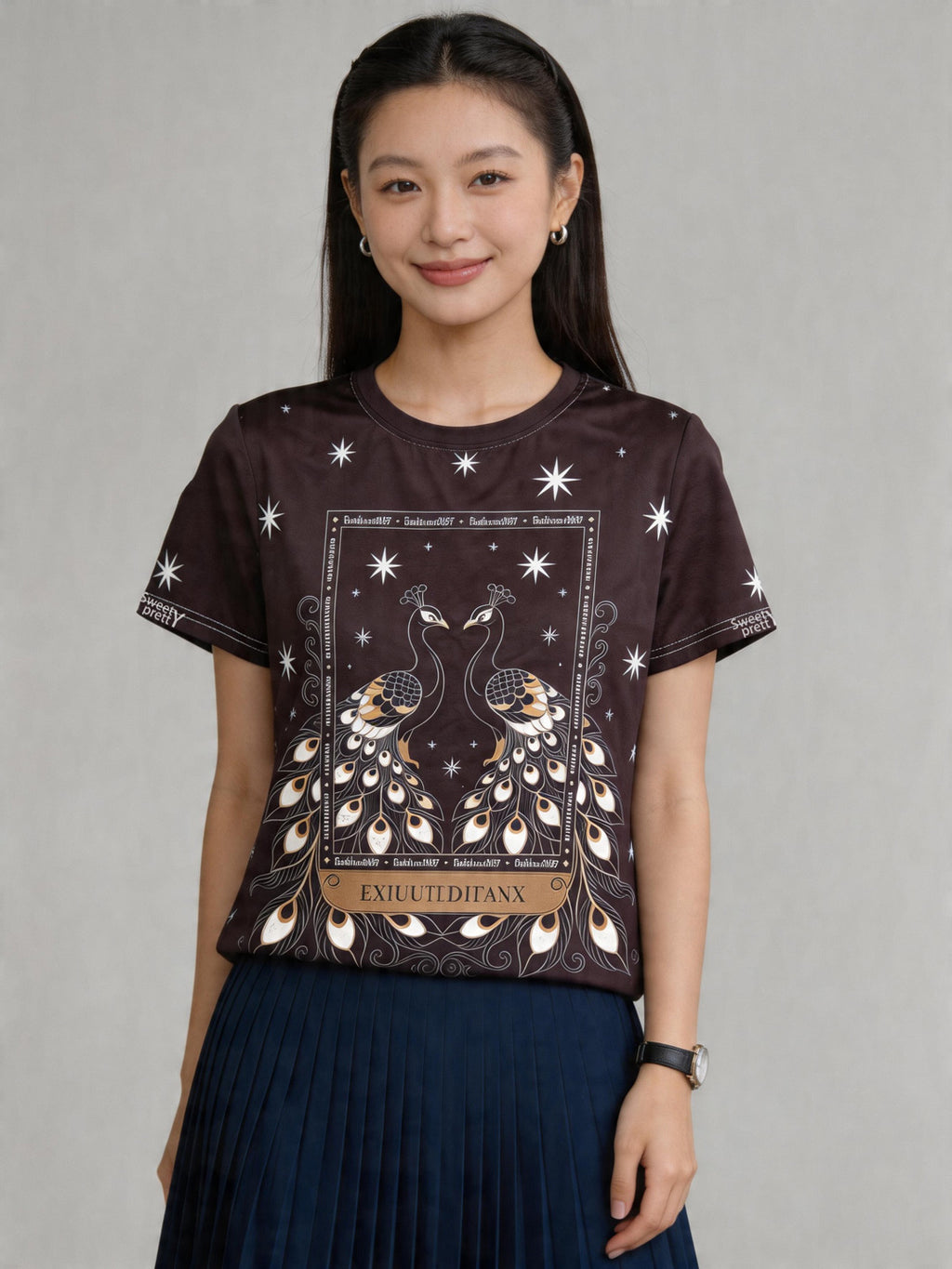 孔雀 デザイン | Woman Walking on Street in Peacock Tee With A-line Skirt, Sweet Daily Outfit Singapore | スイートコーデ T シャツ シンガポール
