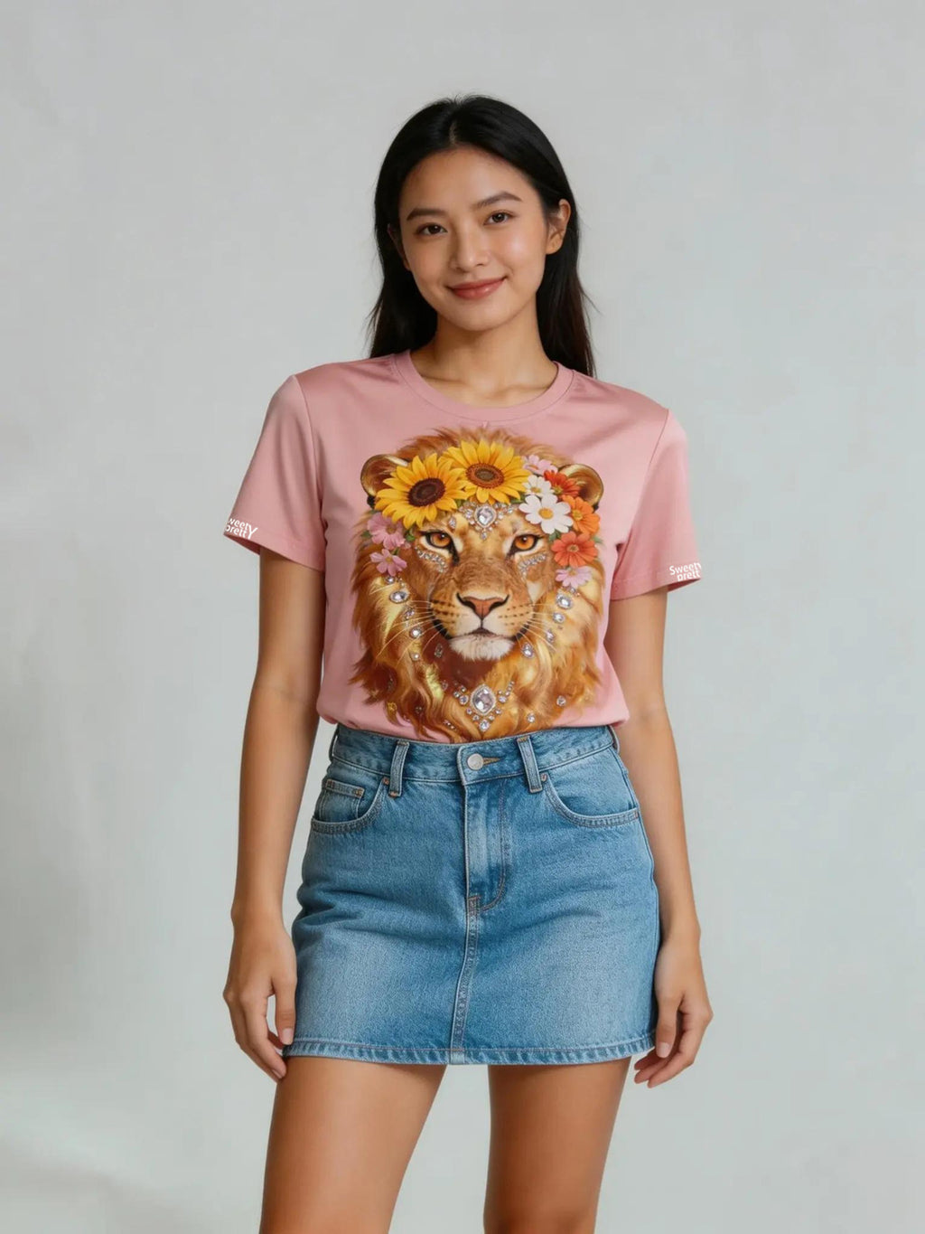 ライオンプリント T シャツ | Women's Sweet Lion Print T-Shirt, Denim Shorts Summer Look, Light Casual Wear Singapore | ライトカジュアル夏コーデ