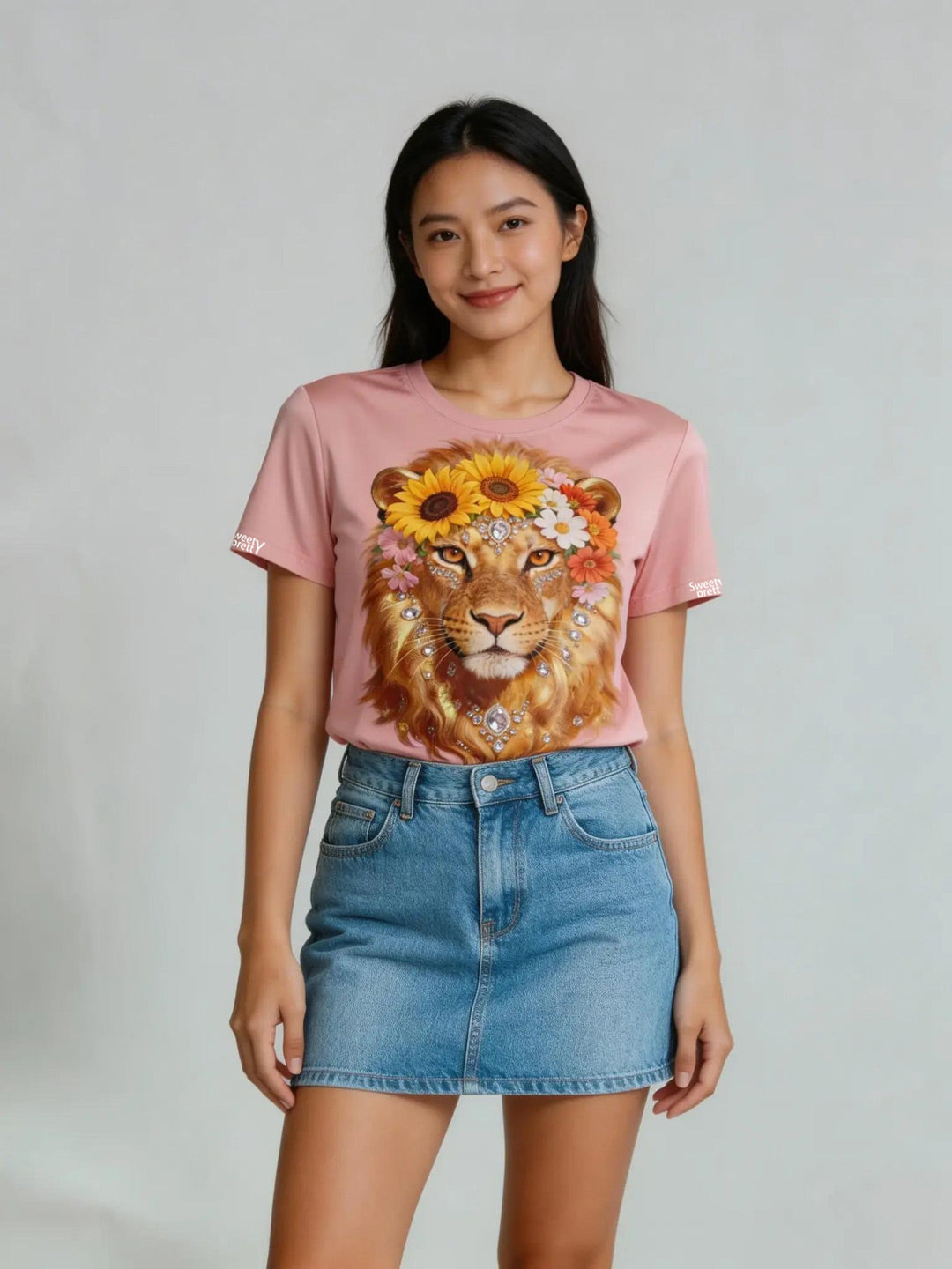 ライオンプリント T シャツ | Women's Sweet Lion Print T-Shirt, Denim Shorts Summer Look, Light Casual Wear Singapore | ライトカジュアル夏コーデ