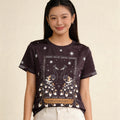 孔雀 柄 | Women's Mystical Peacock Print Tee, Black Casual T-Shirt Singapore | ブラックカジュアル T シャツ シンガポール
