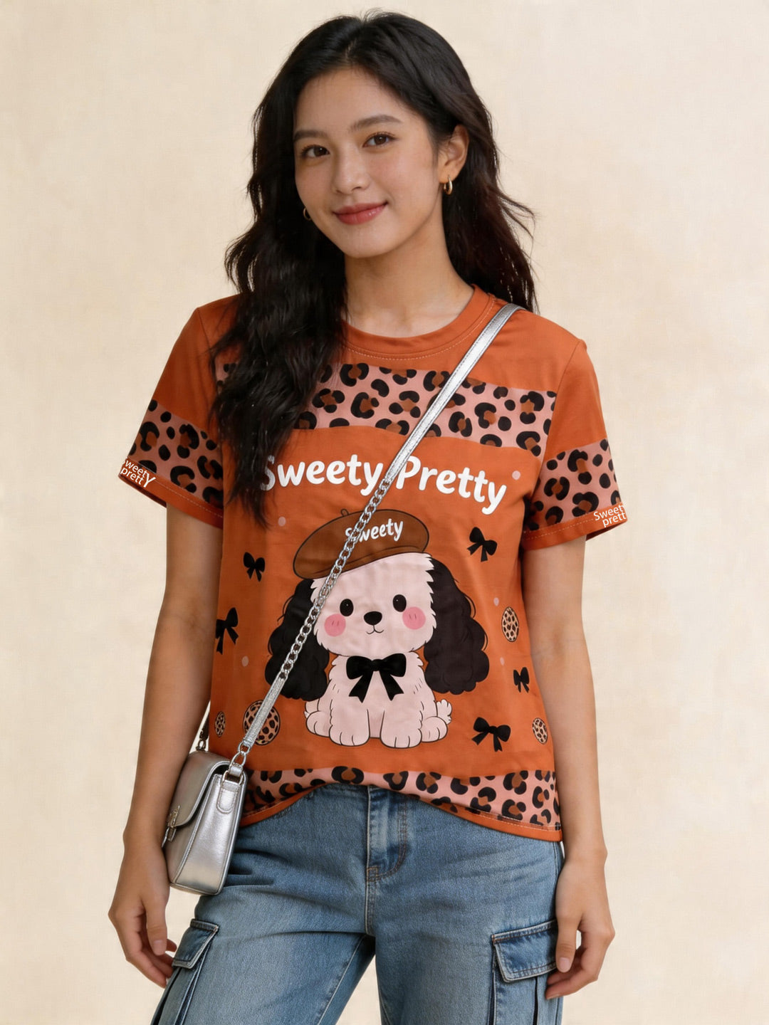 パピープリント | Woman Walking on Street in Caramel Puppy Tee With Jeans & Crossbody Bag, Casual Street Style Singapore | 街着コーデ T シャツ
