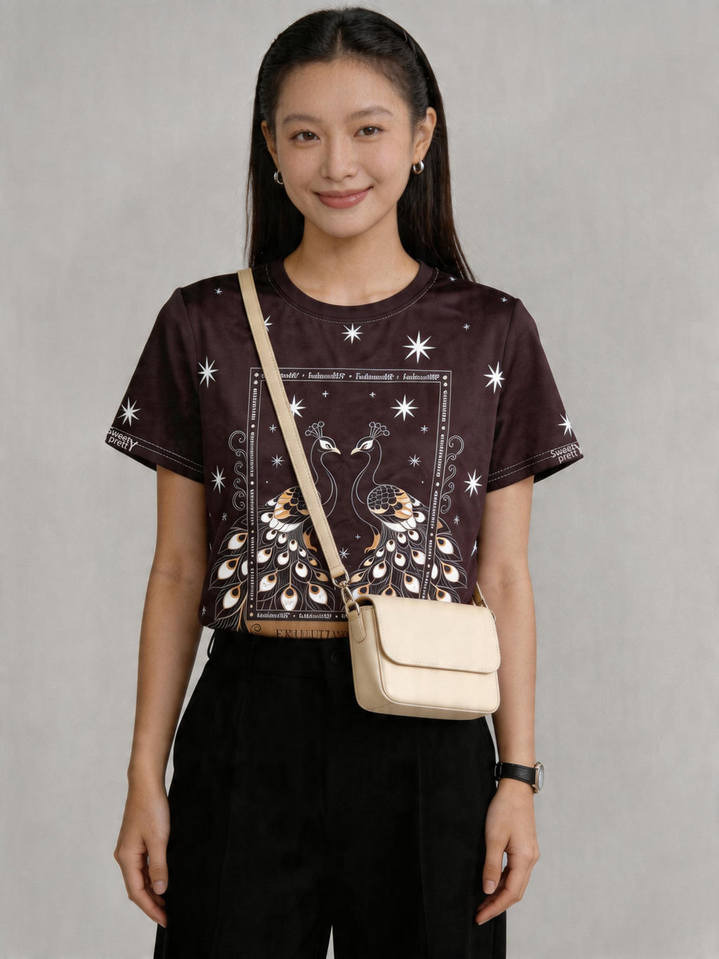黒孔雀 柄 | Woman Walking on Street in Black Peacock Tee With Crossbody Bag, Street Style Singapore | ストリートコーデ T シャツ シンガポール